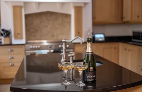 Kingussie Cabaña | OLD DISTILLERY LODGE, pet friendly, with hot tub in Kingussie