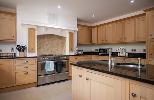 Kingussie Cabaña | OLD DISTILLERY LODGE, pet friendly, with hot tub in Kingussie