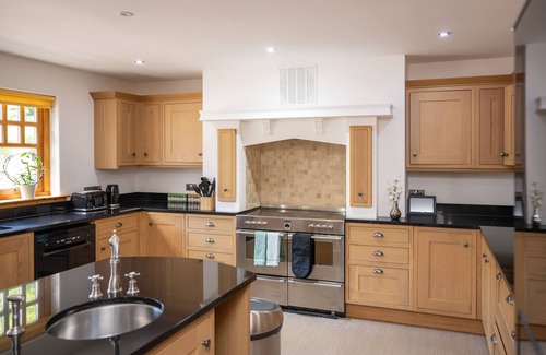 Kingussie Cabaña | OLD DISTILLERY LODGE, pet friendly, with hot tub in Kingussie