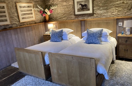 Downton on the Rock Casa | Old Downton Lodge