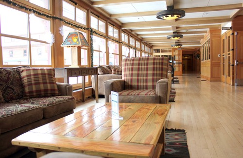 Yellowstone National Park Cabina | Old Faithful Snow Lodge & Cabins - Inside the Park