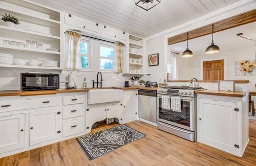 Monument Casa | Old Farmhouse , Downtown Monument