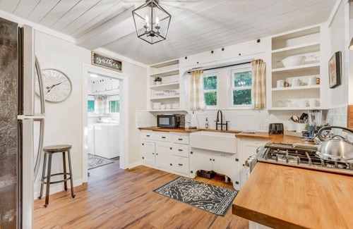Monument Casa | Old Farmhouse , Downtown Monument