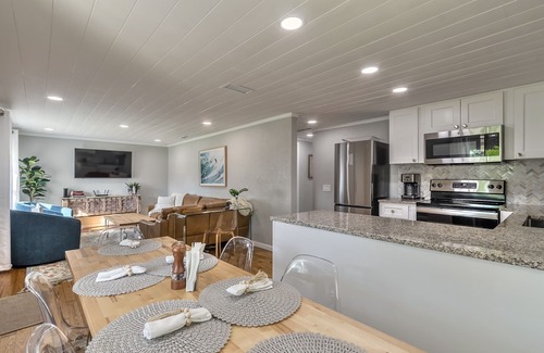 Harbor Oaks Casa | Old Florida Bungalow on Salt Water Canal, Kayak, Paddle Board & Fish