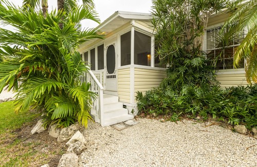 Cudjoe Key Cabaña | Old Florida Style, Dockage, Swimming Pool (shared), just 20 miles from Key West