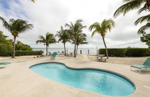 Cudjoe Key Cabaña | Old Florida Style, Dockage, Swimming Pool (shared), just 20 miles from Key West