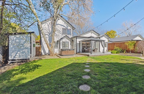 Folsom Casa | 🌿 Old Folsom La Boheme Artist Retreat + Large Yard, Jacuzzi & Outdoor Shower 🌿