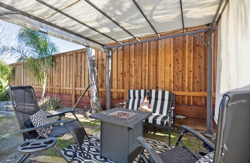 Folsom Casa | 🌿 Old Folsom La Boheme Artist Retreat + Large Yard, Jacuzzi & Outdoor Shower 🌿