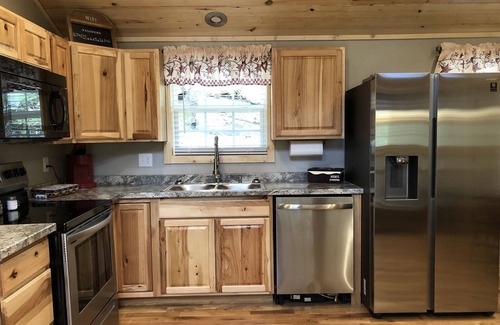 Whitley City Cabina | Old Glory Getaway--Cozy 2 bedroom cabin just 5 miles from Cumberland Falls!