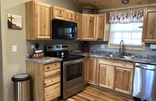 Whitley City Cabina | Old Glory Getaway--Cozy 2 bedroom cabin just 5 miles from Cumberland Falls!