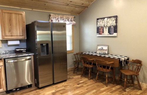 Whitley City Cabina | Old Glory Getaway--Cozy 2 bedroom cabin just 5 miles from Cumberland Falls!