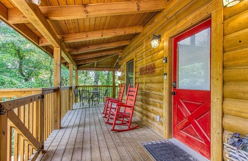 Sevierville Casa | Old Glory, Pool Table, Pool access, WIFI, Free Attraction Tickets!