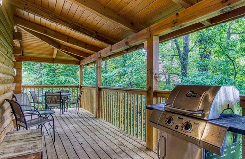 Sevierville Casa | Old Glory, Pool Table, Pool access, WIFI, Free Attraction Tickets!