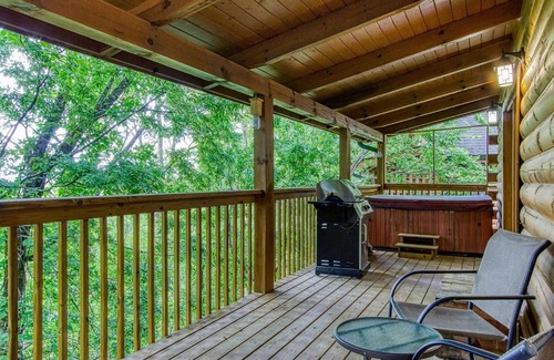 Sevierville Casa | Old Glory, Pool Table, Pool access, WIFI, Free Attraction Tickets!