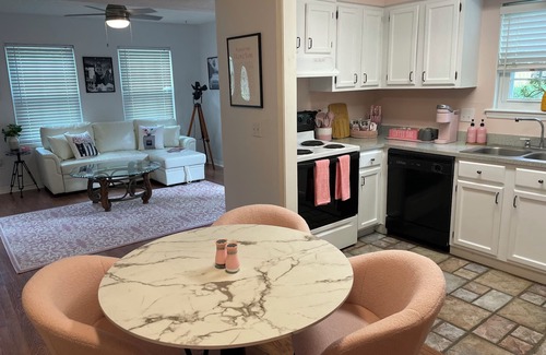 Flowood Casa | Old Hollywood Near Water Sleeps 6 with pool access!