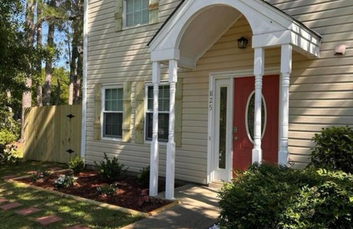 Flowood Casa | Old Hollywood Near Water Sleeps 6 with pool access!