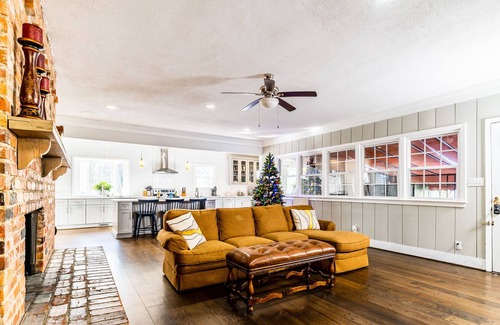Old Irving Park Casa | Old Irving Park 7BR with Hot Tub