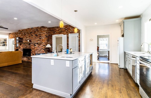 Old Irving Park Casa | Old Irving Park 7BR with Hot Tub