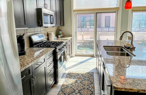 Southeast Omaha Casa | Old Market Townhome w/ 2 King Suites+Garage+View