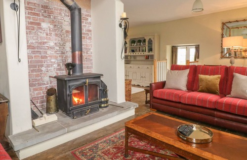 Quarnford Casa | OLD METHODIST CHAPEL, pet friendly, with open fire in Flash