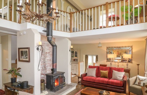 Quarnford Casa | OLD METHODIST CHAPEL, pet friendly, with open fire in Flash