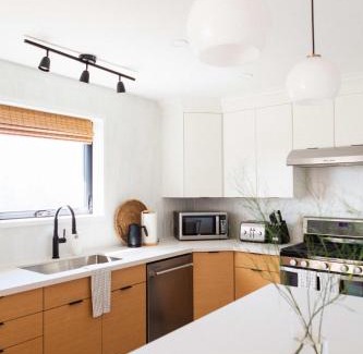 Prince Edward Casa | Old Milford - Modern Home 5 Minutes from Picton