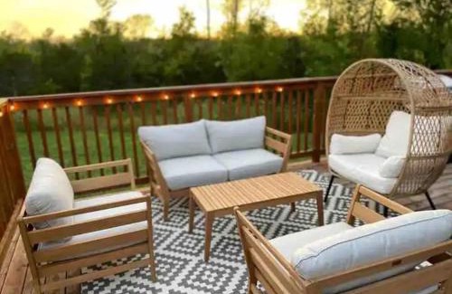 Prince Edward Casa | Old Milford - Modern Home 5 Minutes from Picton
