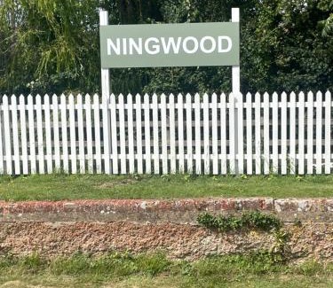 Newport Cama Y Desayuno | Old Ningwood Station Bed & Breakfast, Ningwood, Isle of Wight PO41 0TG