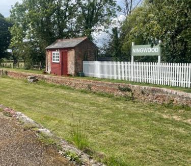 Newport Cama Y Desayuno | Old Ningwood Station Bed & Breakfast, Ningwood, Isle of Wight PO41 0TG