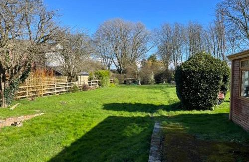 Newport Cama Y Desayuno | Old Ningwood Station Bed & Breakfast, Ningwood, Isle of Wight PO41 0TG