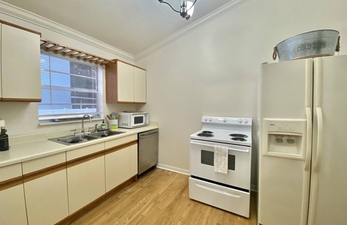 Port Tampa City Casa | Old Port Tampa Estate: 3 King size suites, 2 bath, wrap around porch, large yard