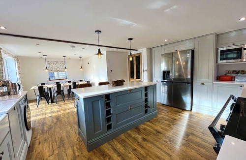 Middlemarsh Cabaña | OLD POST OFFICE, pet friendly, with hot tub in Sherborne