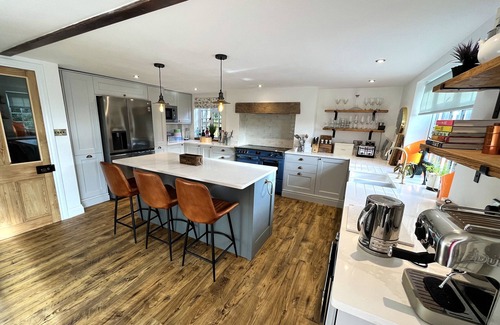 Middlemarsh Cabaña | OLD POST OFFICE, pet friendly, with hot tub in Sherborne