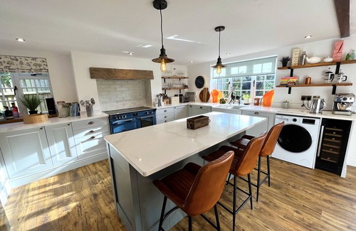 Middlemarsh Cabaña | OLD POST OFFICE, pet friendly, with hot tub in Sherborne