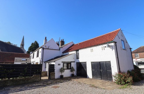 York Cabaña | OLD ROOST FARMHOUSE, family friendly, with a garden in York