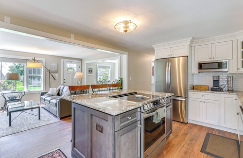 Old Saybrook Center Casa | Old Saybrook Home w/ Screened Porch & Ocean View!