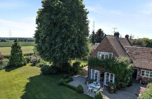 Pattiswick Casa | Old school house surrounded by countryside