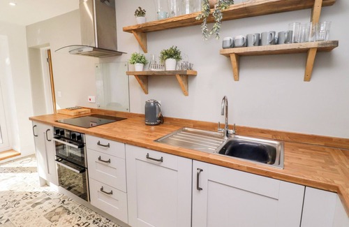 Alnmouth Cabaña | OLD STABLE COTTAGE, pet friendly, country holiday cottage in Alnmouth