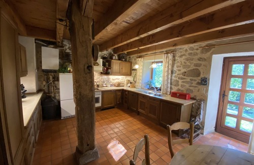 Saint-Saud-Lacoussiere Casa | Antigua casa de piedra en una aldea rural tranquila a poca distancia del pueblo