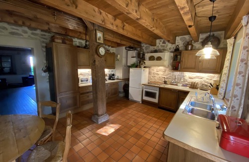 Saint-Saud-Lacoussiere Casa | Antigua casa de piedra en una aldea rural tranquila a poca distancia del pueblo