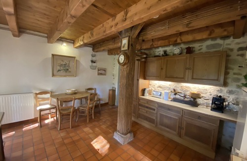 Saint-Saud-Lacoussiere Casa | Antigua casa de piedra en una aldea rural tranquila a poca distancia del pueblo