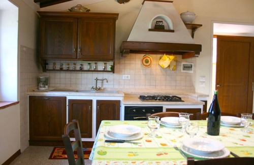 Monte San Savino Villa | Parte de una antigua casa de campo de piedra max 7 personas con jardín privado. Tranquilo y panoramico. octubre