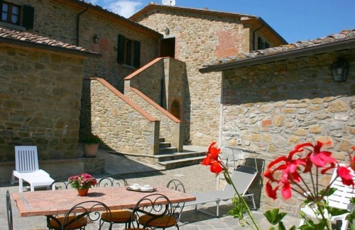 Monte San Savino Villa | Parte de una antigua casa de campo de piedra max 7 personas con jardín privado. Tranquilo y panoramico. octubre