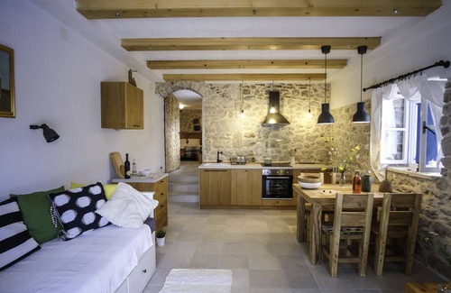 Velim Villa | Casa de piedra con piscina para familias