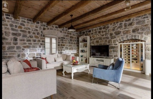 Kotor Villa | Antigua villa de piedra con piscina, vistas al mar y a la montaña en una zona tranquila, bahía de Kotor