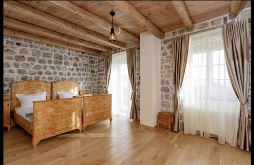 Kotor Villa | Antigua villa de piedra con piscina, vistas al mar y a la montaña en una zona tranquila, bahía de Kotor