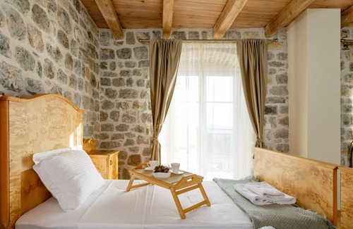 Kotor Villa | Antigua villa de piedra con piscina, vistas al mar y a la montaña en una zona tranquila, bahía de Kotor