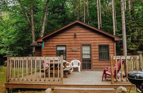 Arbor Vitae Casa | Old Stoney's Walleye- Pet Friendly