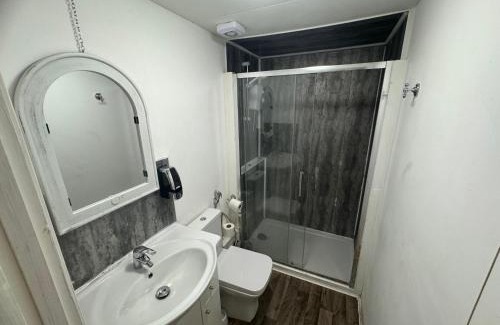 Sketty Casa | Old style room near Singleton Hospital sleeps three