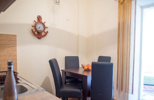 Old Town Apartamento | Old town 1-bdrm apt w/balcony + sea view